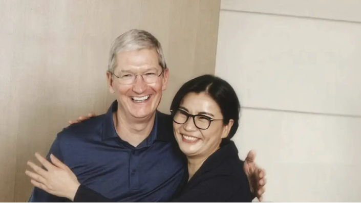 周群飞同苹果CEO库克在一起 图片来源：网络